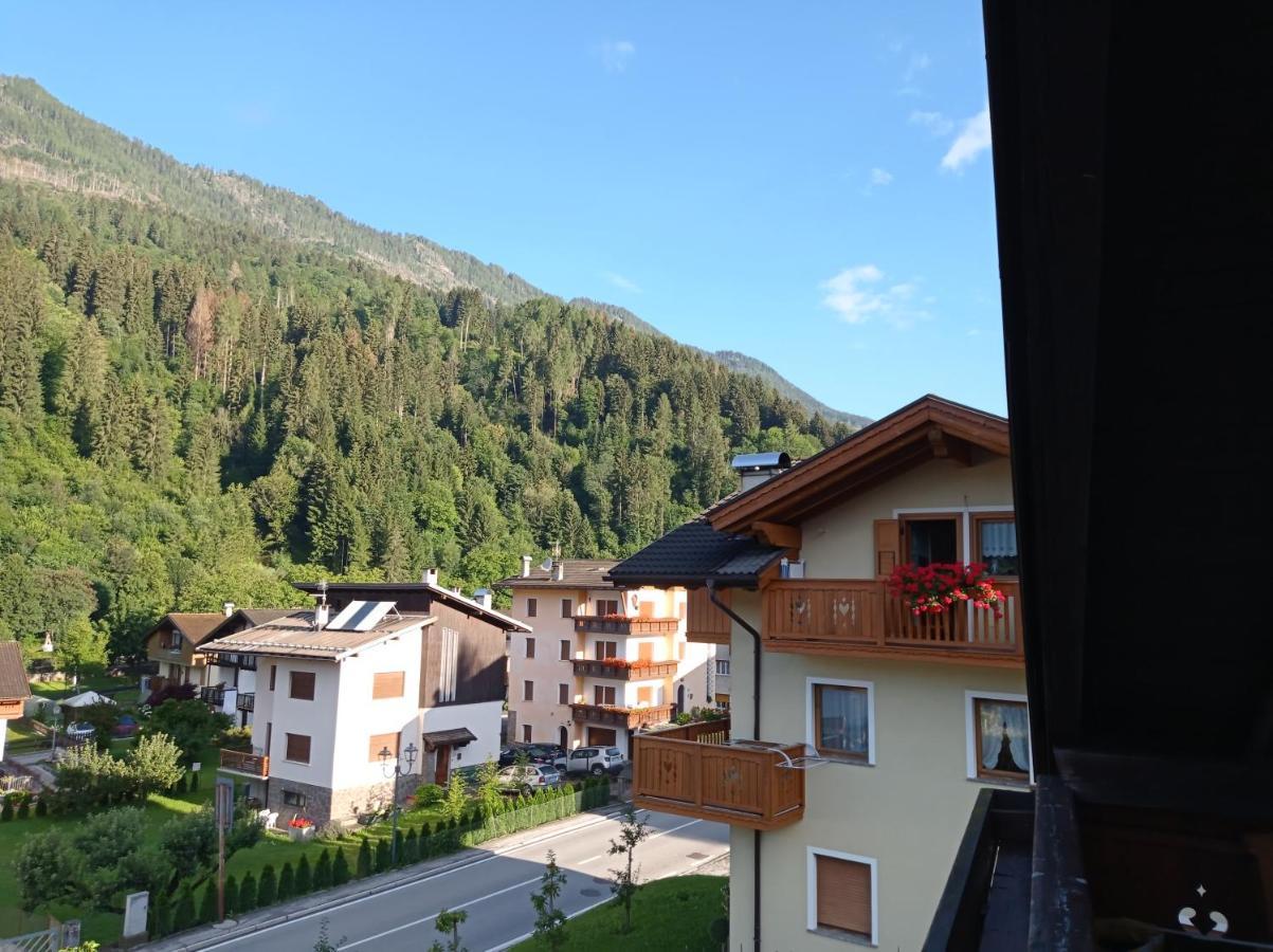 La Mansarda Di Sabina. Appartement Fiera Di Primiero Buitenkant foto